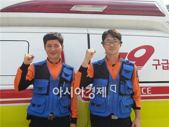 김광현(왼쪽), 김방현 지방소방교 구급대원이 파이팅을 하고있다.