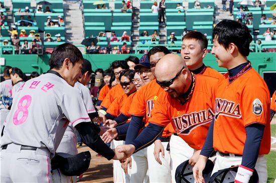 사제단 vs 연예인 야구단, 자선 야구축제