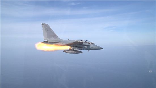 최초 국산 전투기 FA-50이 지난 10일 동해 상공에서 공대지 미사일 AGM-65G '매버릭' 실사격에 성공했다