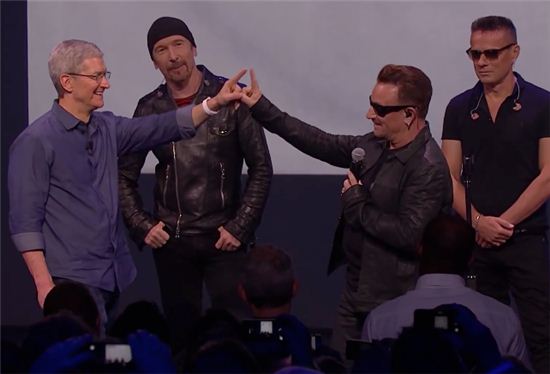 애플이 1000억원 투입한 'U2앨범'…8100만명이 들었다