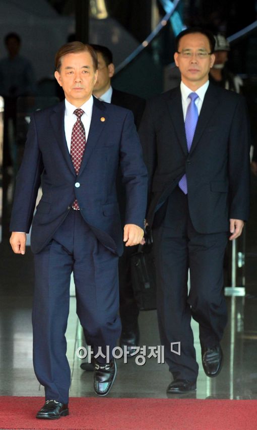 [포토]국방부 나서는 한민구 장관