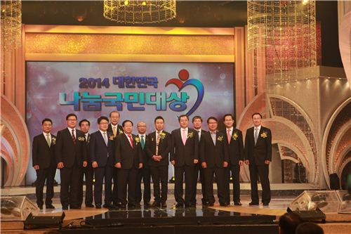 ▲ 캠코 이경재 경영본부장(오른쪽 다섯번째)이 '2014 대한민국 나눔국민대상' 시상식에 참석하여 다른 수상자들과 기념촬영을 하고 있다. 
