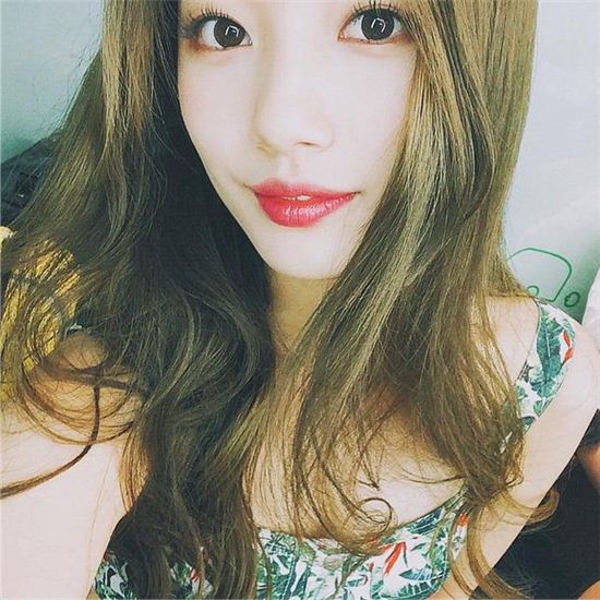 '국민 여친' 수지, 생일 맞아 셀카 투척 "제 키스를 받으세요"
