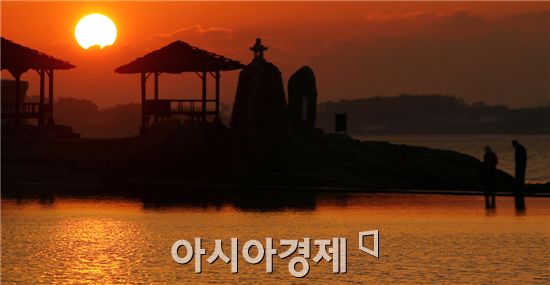 전형적인 가을날씨가 이어진 가운데 요즘 함평군 함평읍 석성리 돌머리해변이 가을빛으로 물들어 장관을 이루고 있다. 사진제공=함평군 노호성씨