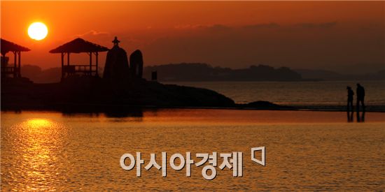 전형적인 가을날씨가 이어진 가운데 요즘 함평군 함평읍 석성리 돌머리해변이 가을빛으로 물들어 장관을 이루고 있다. 사진제공=함평군 노호성씨