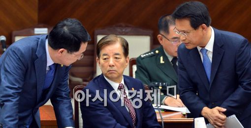 [포토]대화 나누는 한민구 장관