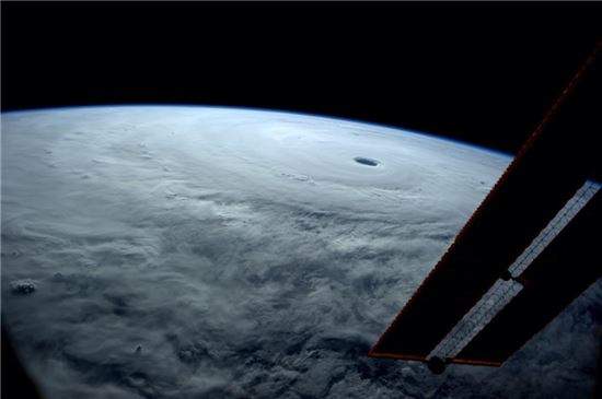 ▲19호 태풍 '봉퐁'의 막강한 모습이 우주에서 촬영됐다.[사진제공=NASA/리드 와이즈먼 트위터]