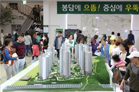 10일 오전 10시 문을 연 경기 화성시 봉담읍 '봉담 센트럴 푸르지오' 견본주택에서 관람객들이 아파트 모형을 둘러보고 설명을 듣고 있다. 
