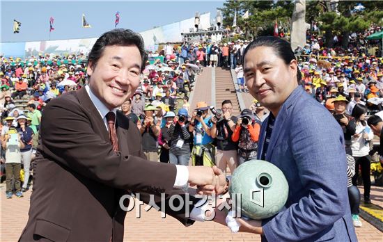 이낙연 도지사가 11일 오후 전남 해남 우수영 울돌목(해남-진도사이 해역)에서 열린 ‘2014 명량대첩축제’에 참석, ‘명량’영화를 제작한 김한민 감독에게 축제 홍보대사 위촉장을 수여하고 있다. 사진제공=전남도