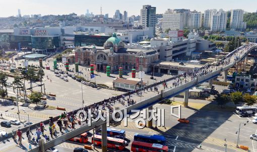 [포토]서울역고가도로 걷는 시민들