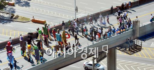 [포토]서울역고가도로에서 펼쳐지는 거리공연