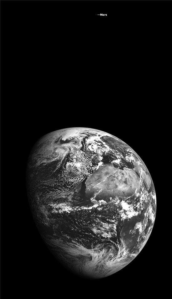 ▲'점'으로 보이는 화성과 구름으로 뒤덮여 있는 지구가 눈길을 끈다.[사진제공=NASA]
