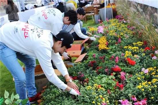 현대차 '서울역 고가 꽃밭 만들기' 시민 개방 행사 참가자들이 자원봉사활동을 하고 있는 모습. 