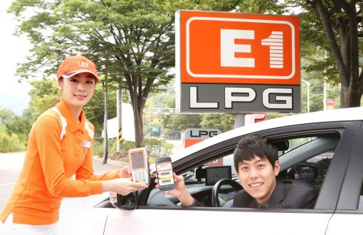 E1 전속모델 김연아가 E1 앱카드 결제 출시를 기념해 E1 과천LPG충전소에서 일일 충전소 체험을 하며 고객에게 앱카드 결제 시연을 하고 있다.