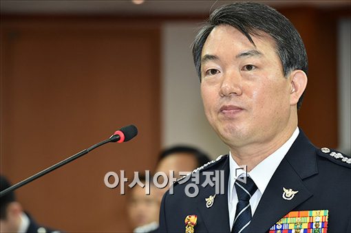 [포토]굳게 입다문 강신명 경찰청장