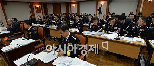 [포토]답변하는 강신명 경찰청장