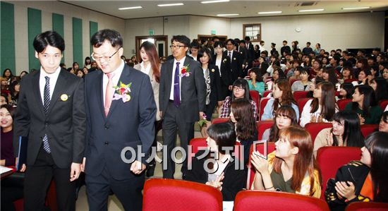 동신대 웰에이징-메디스파 창의인력양성사업단이 지난 7일 학생회관 소강당에서 출범식을 갖고 지방대학특성화사업을 본격화하고 나섰다.
