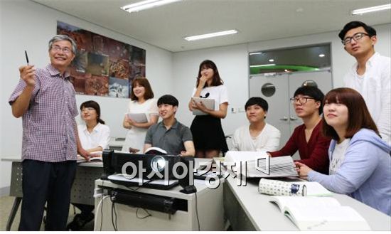 동신대학교 지역문화콘텐츠기획인력양성사업단을 이끌고 있는 공연전시기획학과의 지역문화콘텐츠 동아리 세미나 개최 모습.

