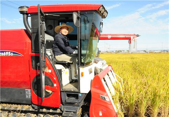 콤바인 올라탄 鄭 총리, "쌀산업 보호·발전에 최선"