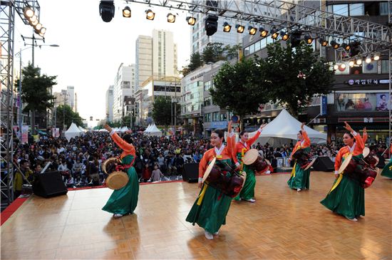 제3회 세계거리춤축제 35만여 시민 참가 