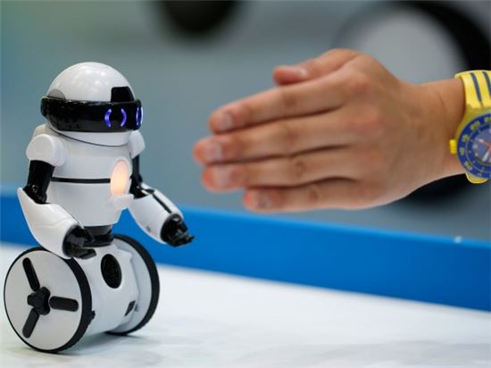 인공지능과 로봇의 결합…다중지능로봇 개발 나선다