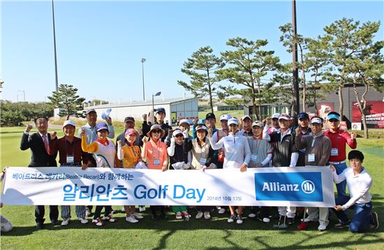 알리안츠생명이 인천 영종도 스카이72골프클럽에서 개최한 골프데이에 참가한 고객 등 관계자들이 기념촬영을 하고 있다. 