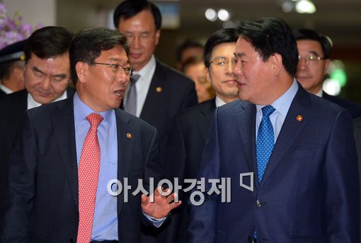 미국 워싱턴에서 열린 G20재무장관·중앙은행 총재회의와 IMF/WB연차총회에 참석한 뒤 전날 귀국한 최경환 경제부총리가 14일 오전 정부서울청사에서 열린 국무회의에 참석하기 위해 들어서면서 윤상직 산업부 장관과 대화를 나누고 있다.