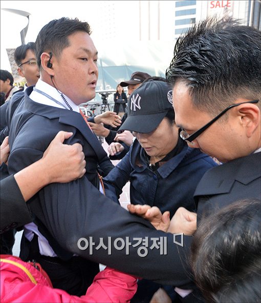 [포토]시민들 끌어내는 롯데백화점 관계자들