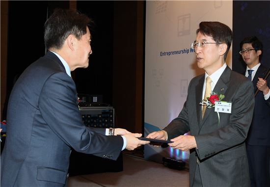 신창재 교보생명 회장이 14일 서울 중구 대한상공회의소에서 열린 '제2회 대한민국 사랑받는 기업 정부포상' 시상식에서 대통령 표창을 수상하고 있다.