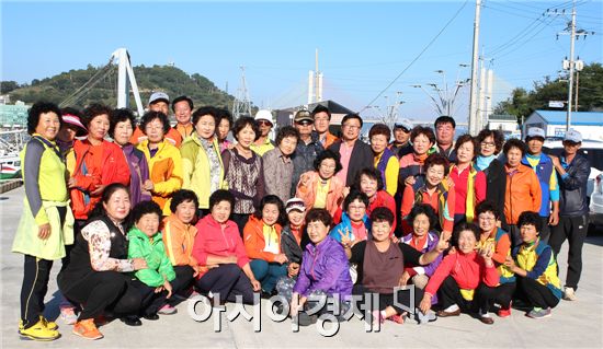 함평군 학교면번영회는 자원봉사자 남도테마여행을 실시하고 기념촬영을 하고있다.