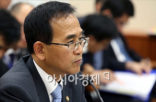 [포토]굳게 입다문 김낙희 관세청장