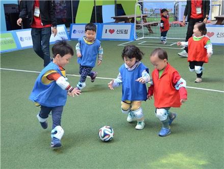 14일 오후 신도림 디큐브백화점 지하 1층 햇빛광장에 마련된 축구장에서 어린아이들이 축구경기를 펼치고 있다.