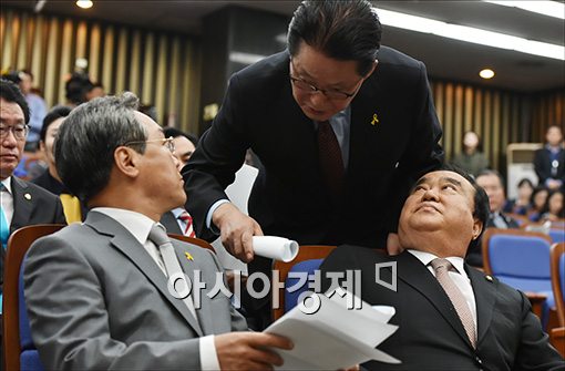 [포토]의견 나누는 문희상·박지원·우윤근