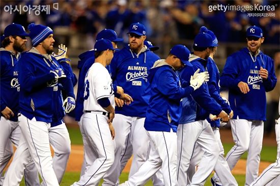 ALCS 3차전을 승리한 뒤 기뻐하는 캔자스시티 로열스 선수들[사진=Getty Images/멀티비츠]