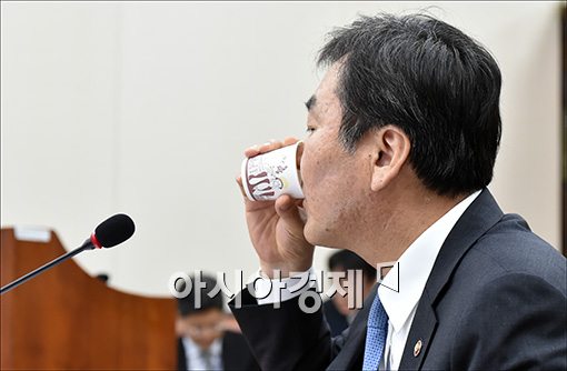 [포토]속 타는 신제윤 금융위원장