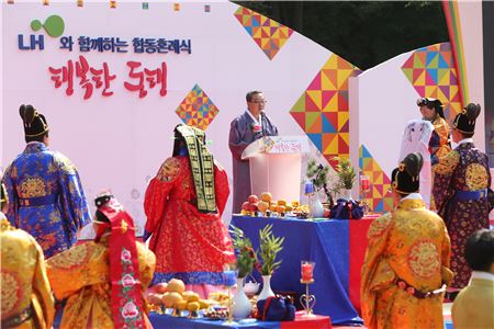 15일 경기 성남시 분당구 돌마로 LH 본사 잔디운동장에서 열린 합동결혼식 '행복한 동행'에서 이재영 사장(가운데)이 주례를 하고 있다.