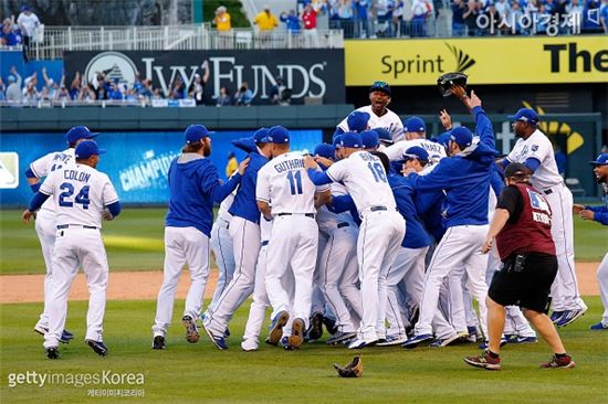 월드시리즈 진출을 확정한 뒤 기뻐하는 캔자스시티 로열스 선수들[사진=Getty Images/멀티비츠]