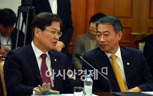 [포토]대화 나누는 최양희 장관-정종섭 장관 