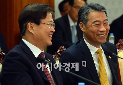 [포토]밝은 표정의 최양희 장관-정종섭 장관 