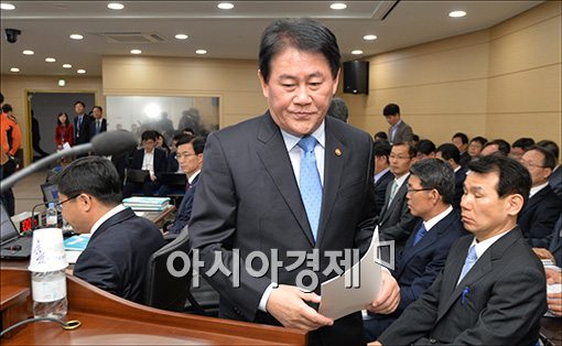 [포토]굳게 입다문 최경환 부총리