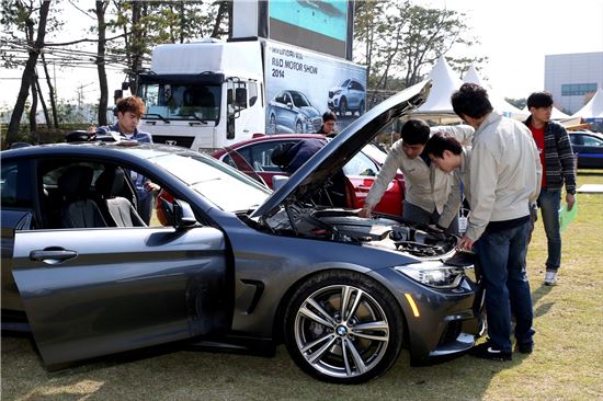 현대차 협력업체 직원들이 15일 열린 현대기아차 R&D모터쇼에서 BMW차량 안쪽을 살펴보고 있다.