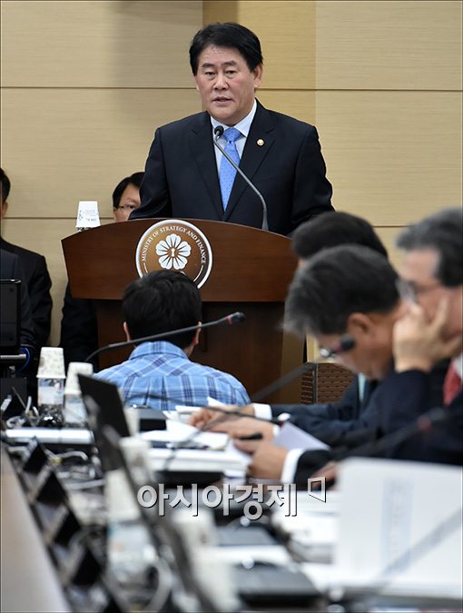 [포토]업무보고하는 최경환 부총리