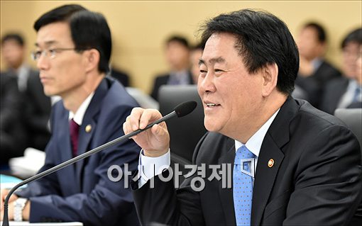 [포토]웃으며 답변하는 최경환 부총리