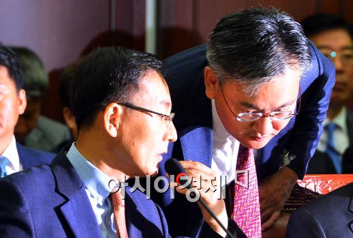 [포토]관계자와 대화 나누는 김수남 서울중앙지검장