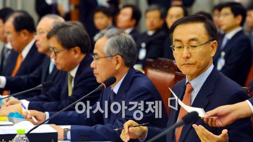 [포토]쪽지 건네받는 김수남 서울중앙지검장