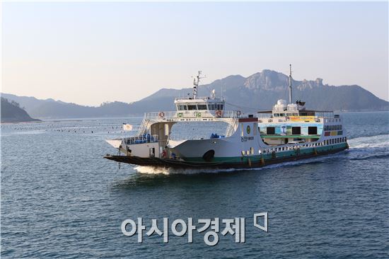 완도 화흥포항에서 노화 소안을 운항하고 있는 카페리 여객선