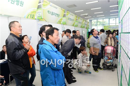 광주 남구는 16일 오후 청사 1층에서 구인업체 및 취업을 희망하는 구직자 등 1천여 명이 참여한 가운데 고용 안정을 도모하고, 지역경제 활성화를 위한 취업박람회를 개최했다. 사진제공=광주시 남구