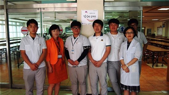 '건강한 급식학교'로 지정된 대전공고 관계자와 학생들이 현판식을 갖고 기념사진을 찍고 있다. 