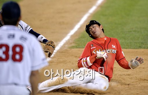 [포토]이명기,'태그를 피하는 방법'