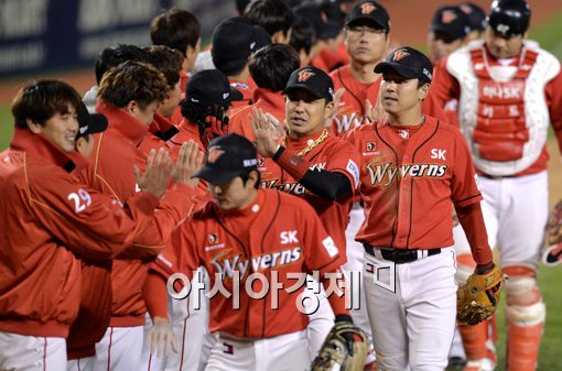 [포토]역전승 거둔 비룡군단,'4강은 포기 못해!'